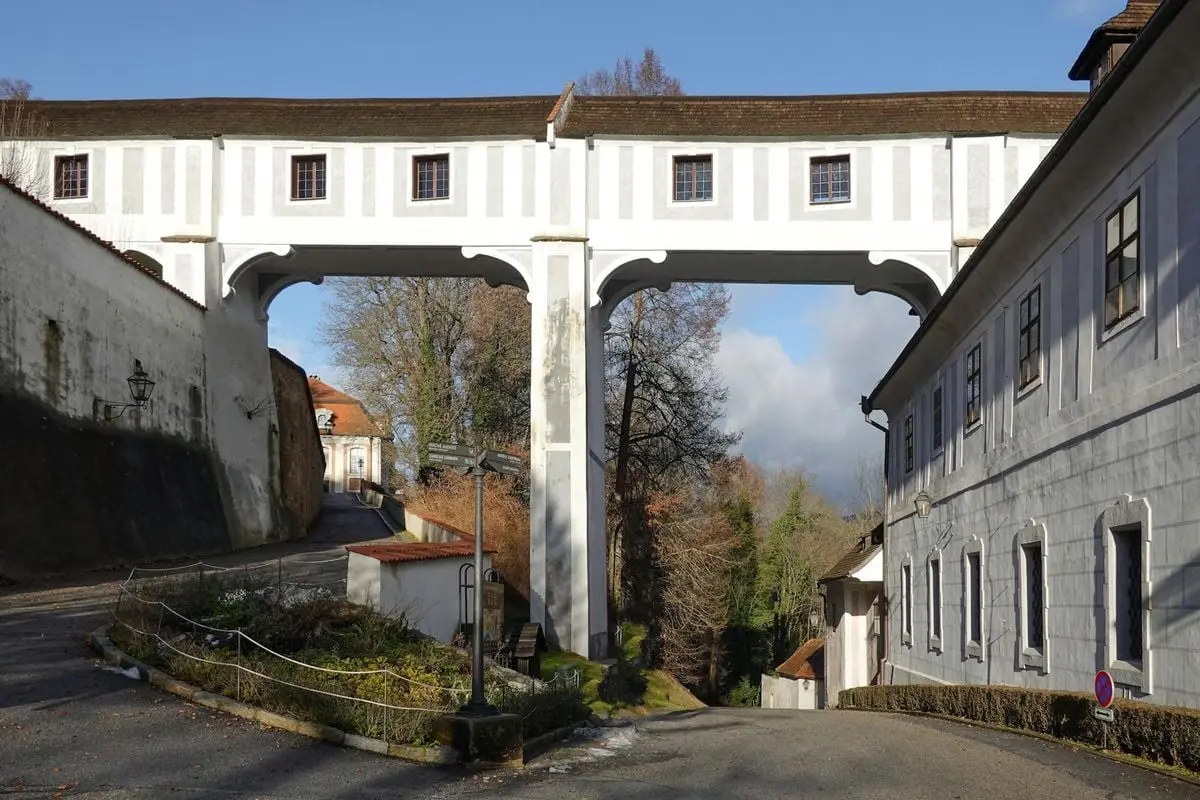 Cloak Bridge in Český Krumlov, Czechia, showcasing historic architecture.