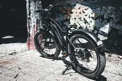 Sökülen Elektrik Direkleri Yayaları Rahatsız Ediyor