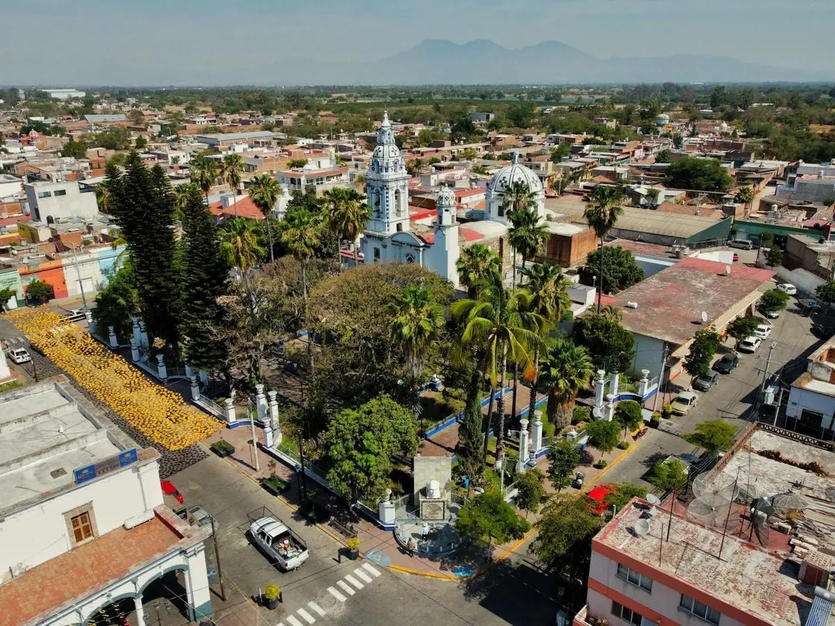 Aerial view of San Martín de Hidalgo showcasing a church tower and townscape under a clear sky.