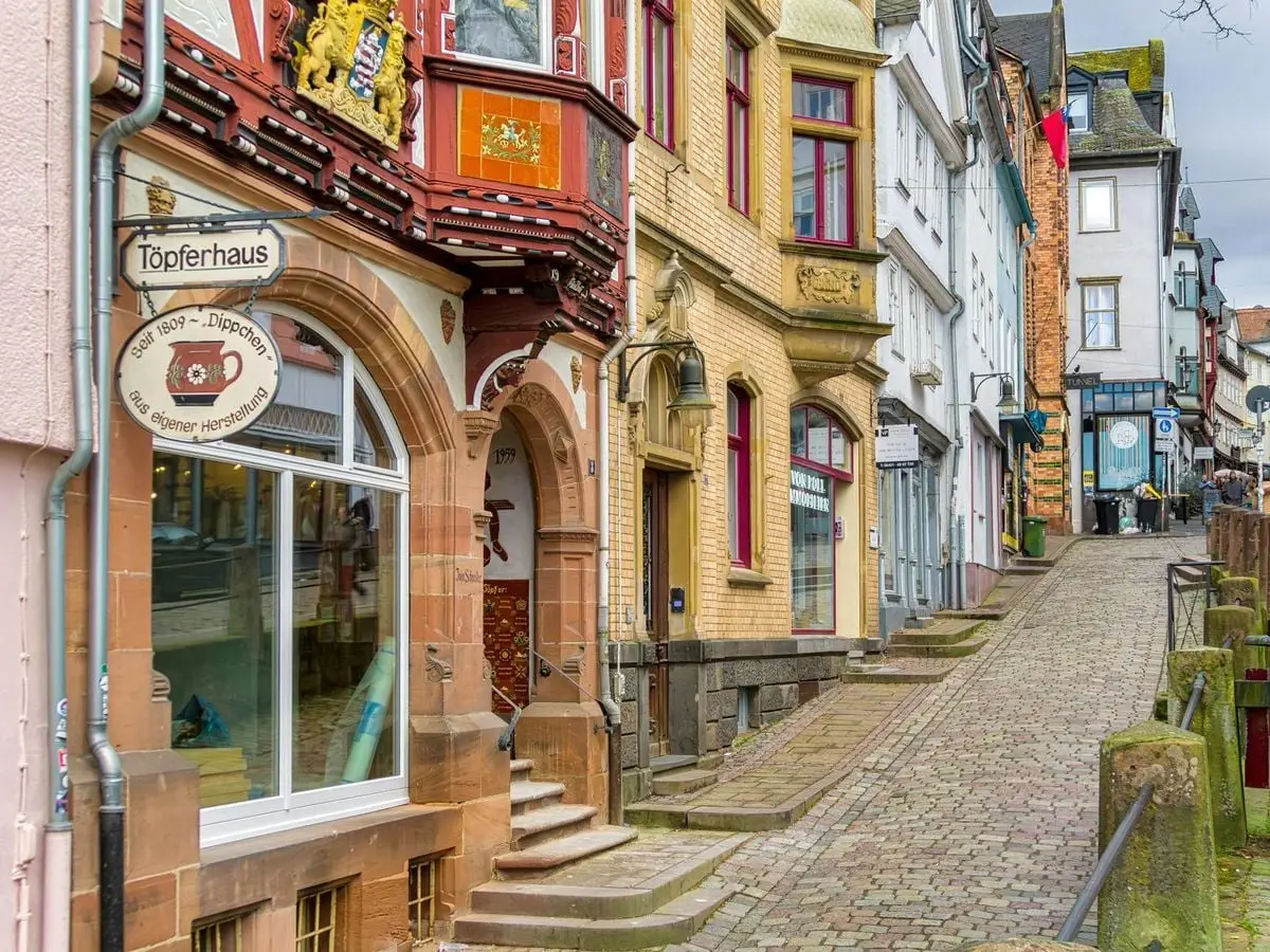 Picturesque street scene in Marburg's old town, showcasing historic architecture and cobblestone charm.
