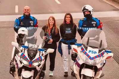 Yağmurda Mahsur Kalan Yaşlı Adama Polis Şevkati