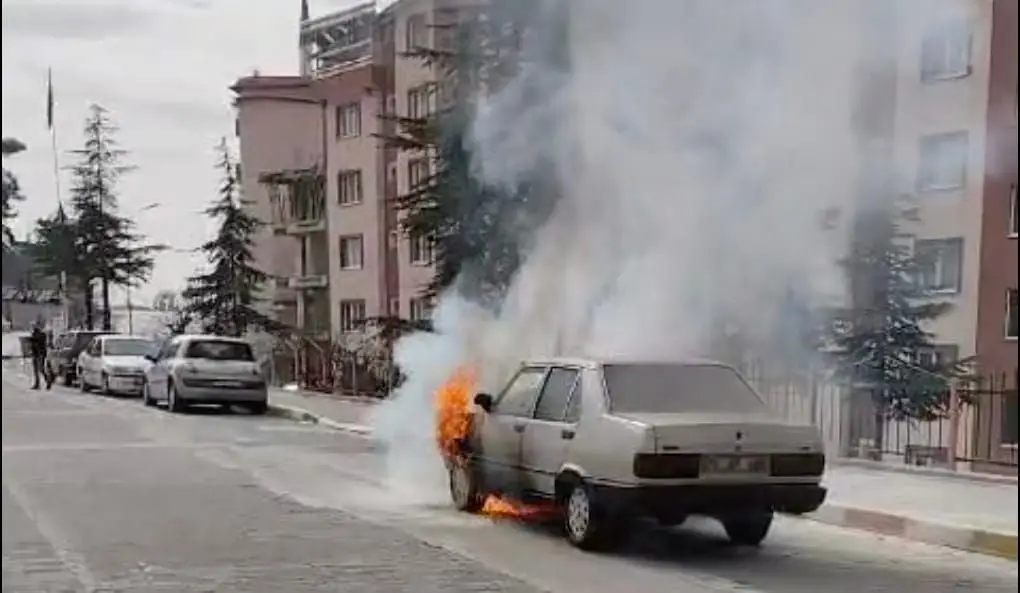 Ermenek'te park halindeki araç alev aldı