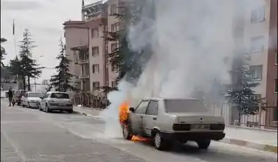 Ermenek'te park halindeki araç alev aldı