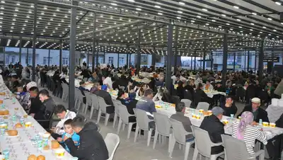 Ermenek'te Kadir Gecesi coşkusu: Ermenekliler Lütfi Elvan Kent Meydanı'nda iftarda yemeğinde buluştu