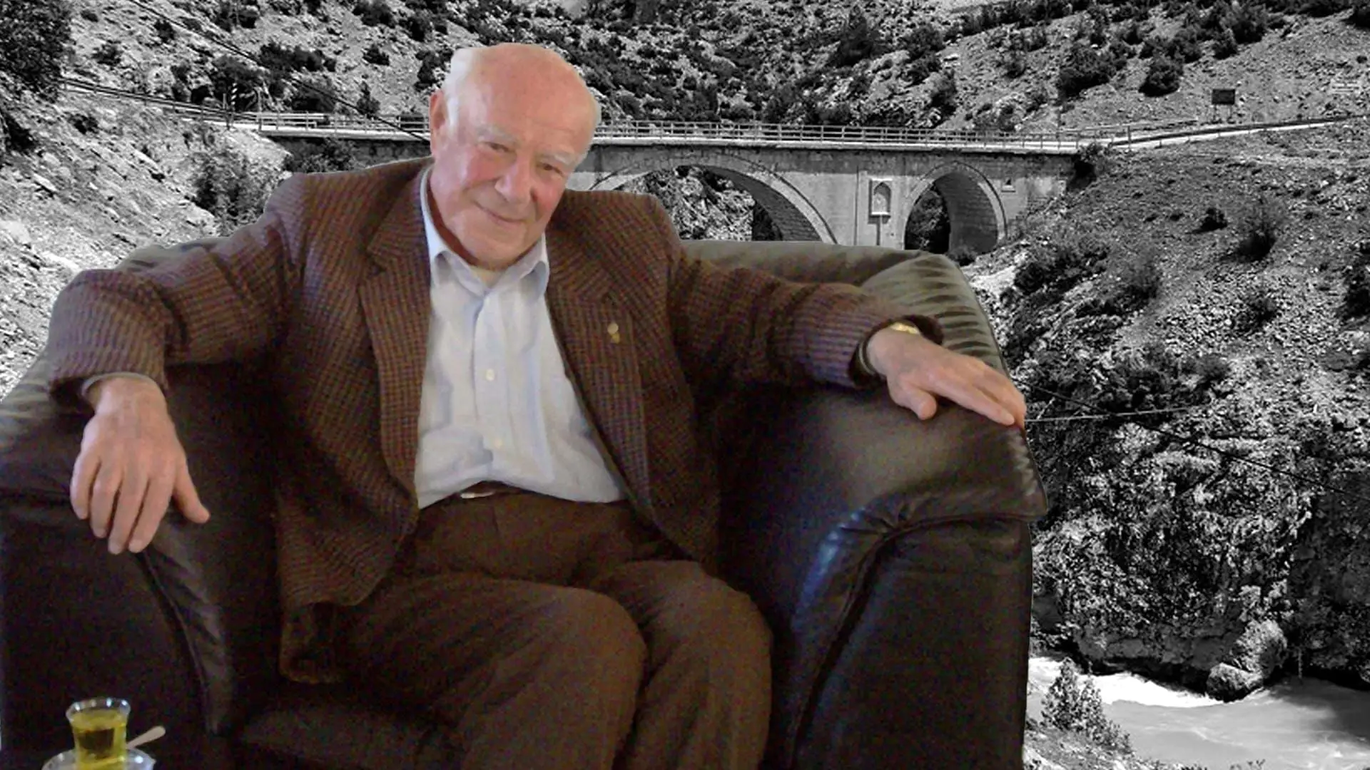 Dr. Mehmet Sönmez’in aramızdan ayrılışının 17. yılı anısına Ermenek Tol Cafe’de anma etkinliği düzenleniyor.