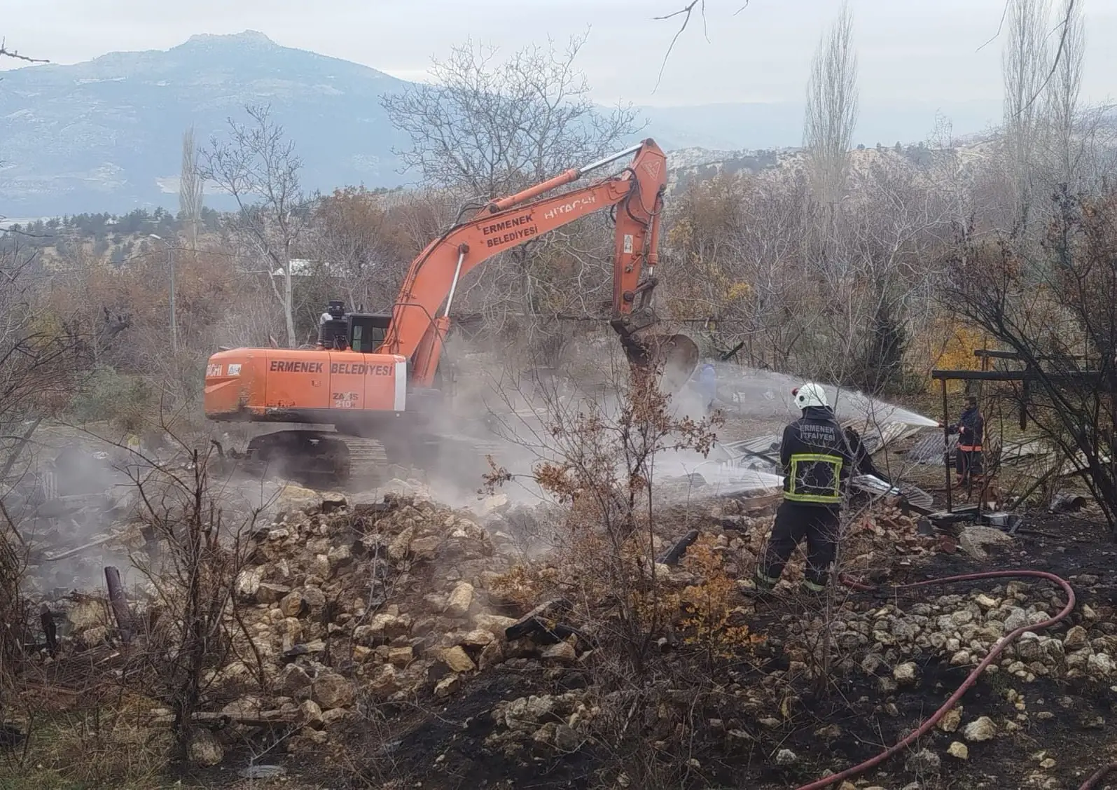 Karalar Mahallesi'nde Ev Yangını: Evde Yalnız Yaşayan Bir Kadın Komşuları Tarafından Kurtarıldı