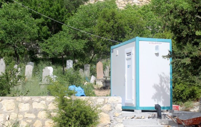 Mezarlığa Yapılan Tuvalet Büyük Tepki Topluyor