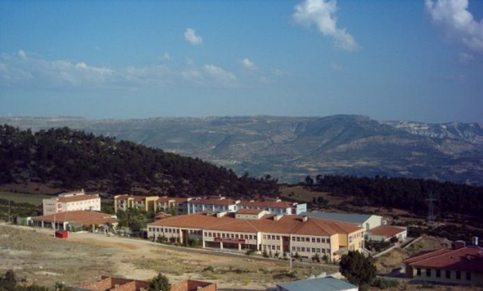 Ermenek'te üç okulu soyan şahıs sahte kimlikle yakalandı.