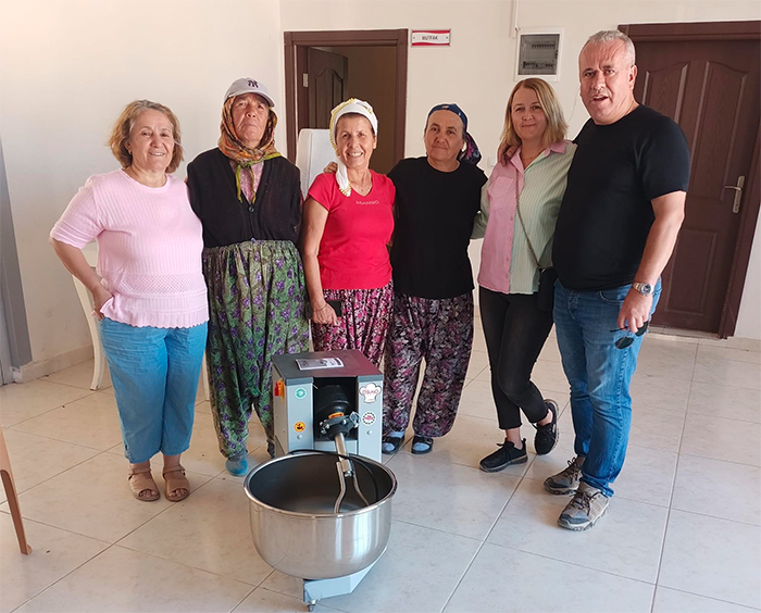 Göktepe Belediyesi dört mahalleye hamur yoğurma makinası dağıttı