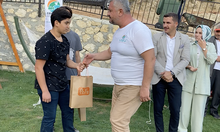 2. Şehrana Şenliği kapsamında yapılan Ok Atma Yarışması'nda dereceye giren yarışmacılar ödüllerini aldılar