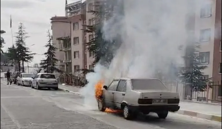 Ermenek’te park halindeki araç alev aldı
