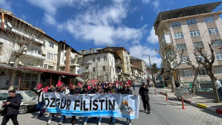 Ermenek’te İsrail Protestosu: Yüzlerce Öğrenci Gazze’deki Zulme Karşı Seslerini Yükseltti