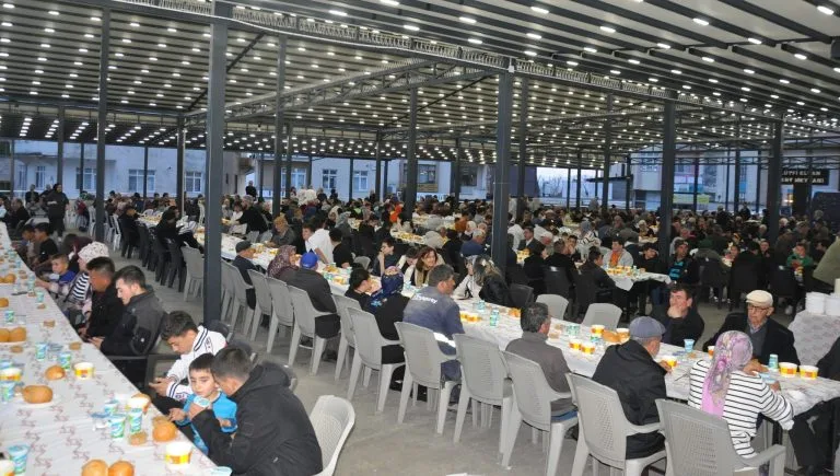 Ermenek’te Kadir Gecesi coşkusu: Ermenekliler Lütfi Elvan Kent Meydanı’nda iftarda yemeğinde buluştu