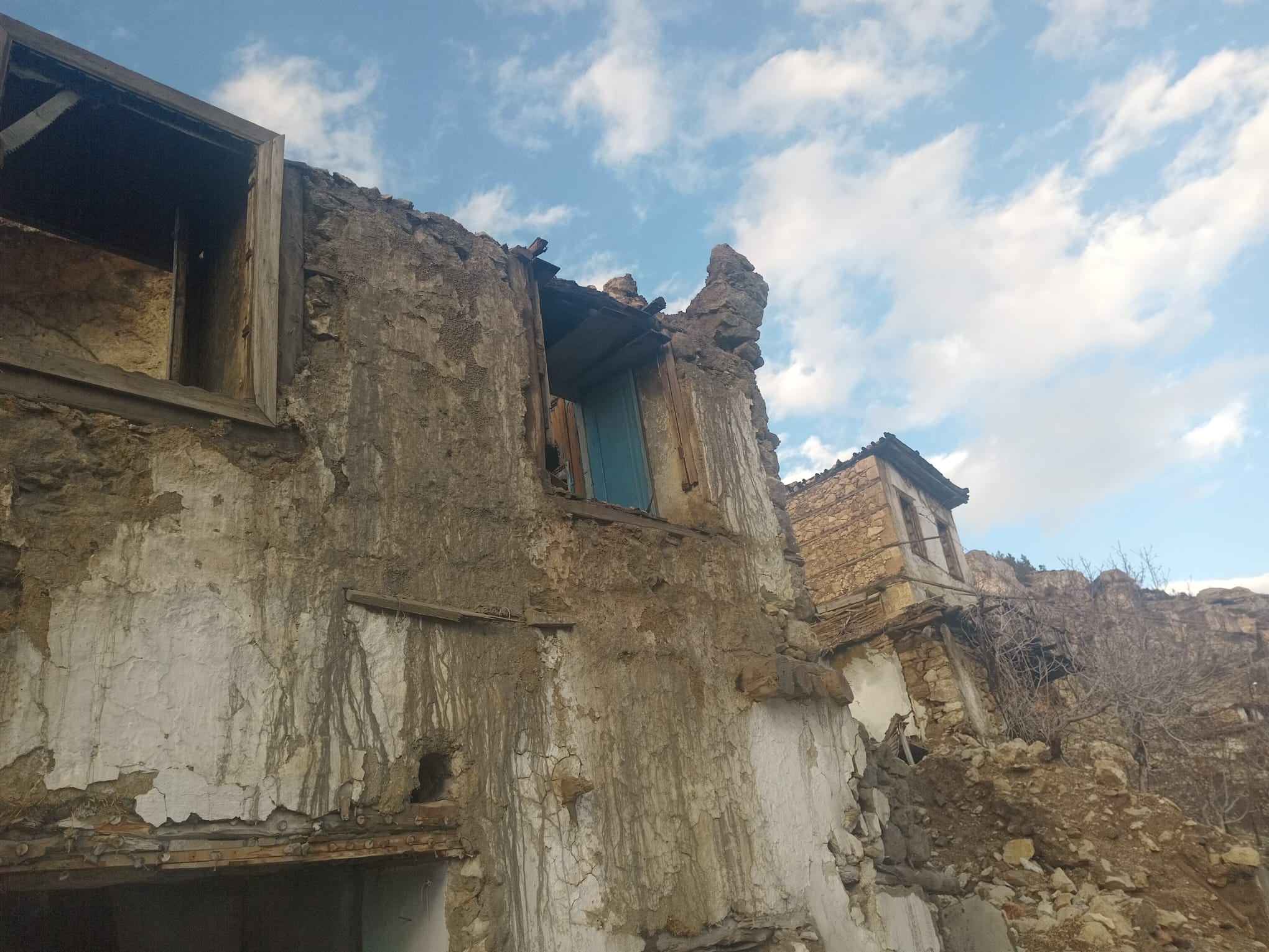 Ermenek Keçipazar Mahallesi’nde Boşaltılan Afet Evleri Tehlike Saçıyor